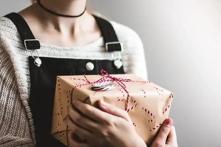 Quà Tặng Sinh Nhật Cho Nữ: 15 Gợi Ý Ý Nghĩa & Thiết Thực Nhất (kèm Lưu Ý Quan Trọng)