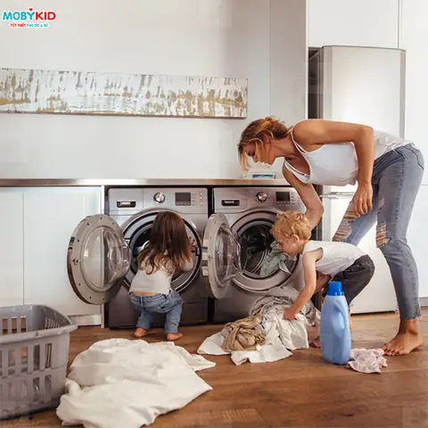 Giặt Tay Hay Giặt Máy Cho Quần Áo Trẻ Sơ Sinh: So Sánh Chi Tiết