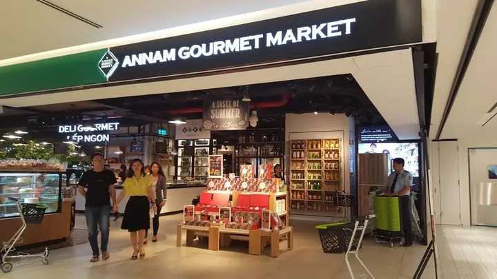 Takashimaya Có Nhà Sách Không