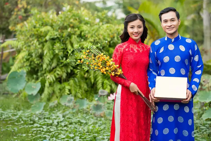 Mùng 1 Tết Nên Mặc Gì? Bảng Màu May Mắn & Bộ Quần Áo Chuẩn Phong Thủy