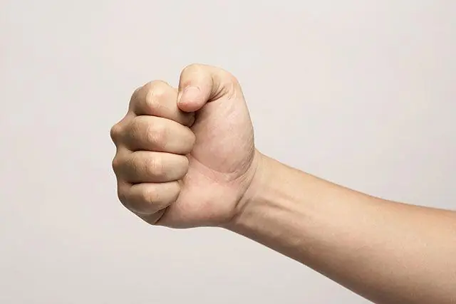 Thói Quen Nắm Chặt Tay Khi Ngủ