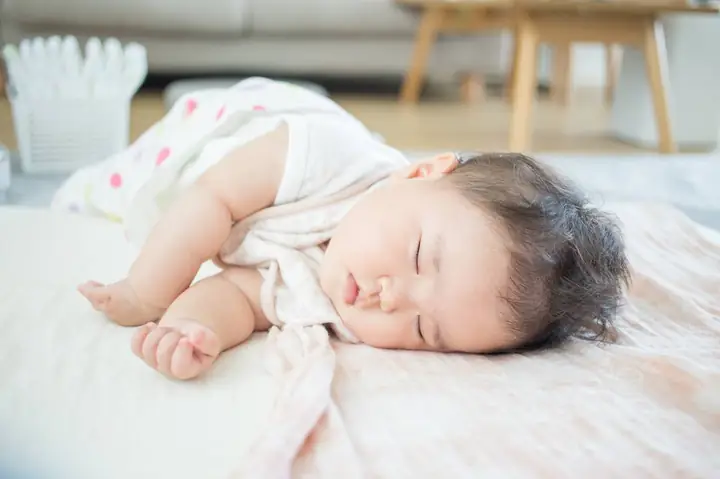 Trẻ Hay Lăn Lộn Khi Ngủ
