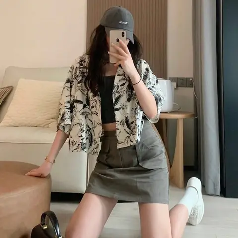 Review Áo Sơ Mi Croptop Cổ Vest Trắng Đen: Xu Hướng Thời Thượng Có Đáng Tiền?